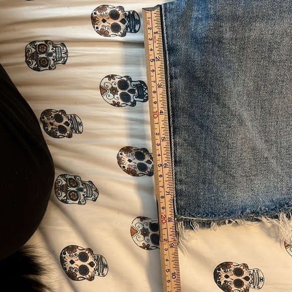 Paige Jax Cut Off Shorts
Womens Size 28 Blue Kayson
Distressed Raw edge denim. - Picture 7 of 9